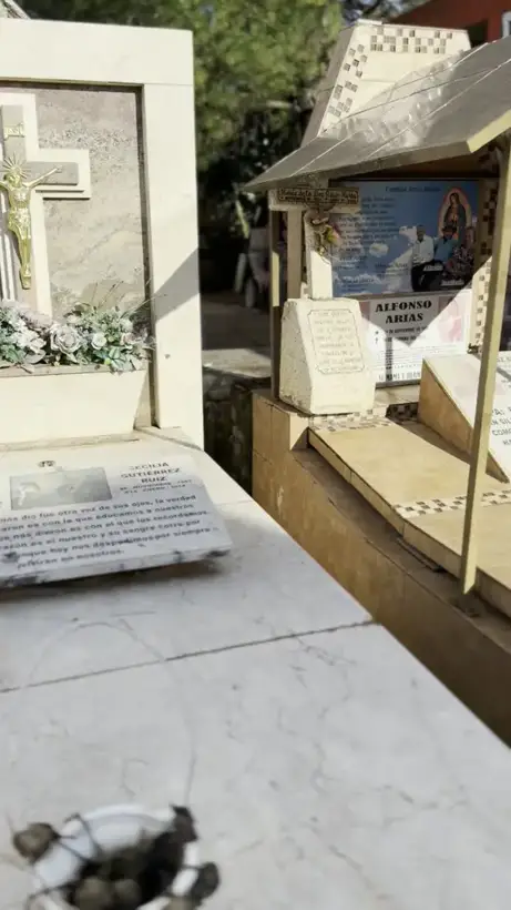 Photo of marker: Cecilia Gutiérrez Ruiz