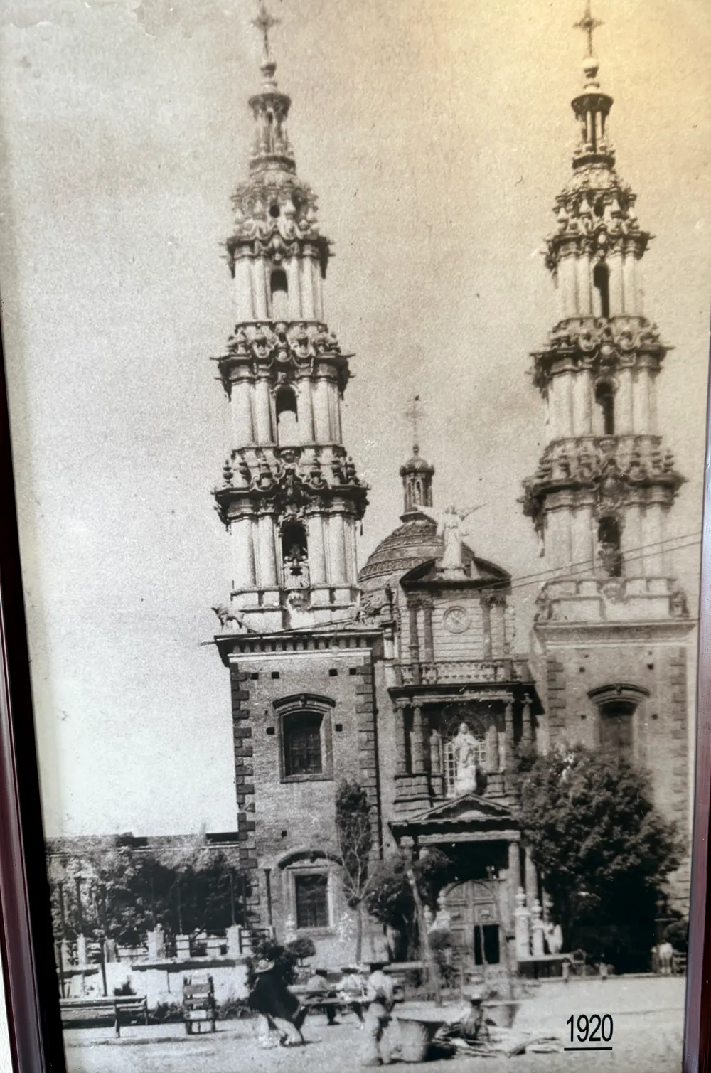 El templo parroquial con sus torres terminadas, visto desde la plaza